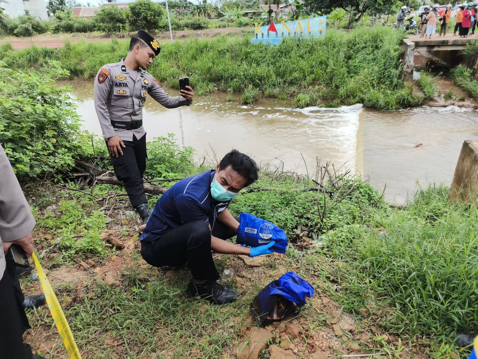 BELUM TERUNGKAP: Totebag hijau berisi jasad bayi yang ditemukan anak-anak saat mencari kepiting di sekitar Sungai Kanal 2, Sangatta Utara, Selasa (27/5/2025) lalu.