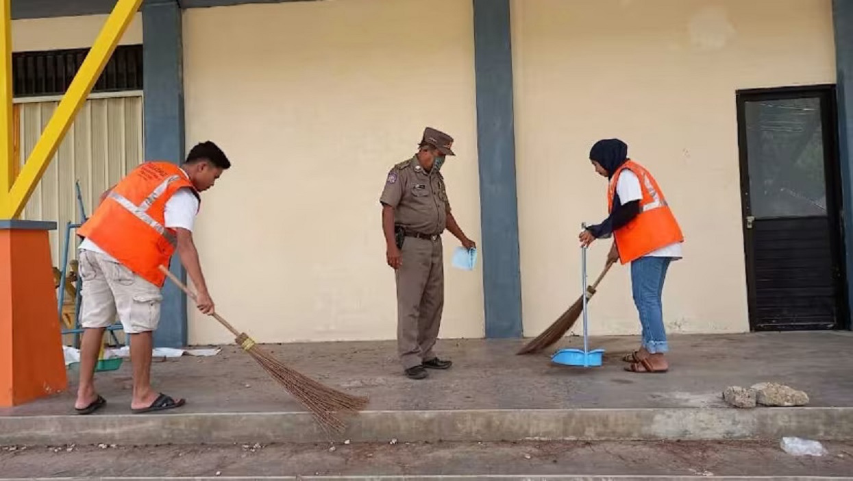 SOSIAL: Sanksi kerja sosial seperti ini mulai berlaku pada 2 Januari 2026 sebagai alternatif pidana penjara.