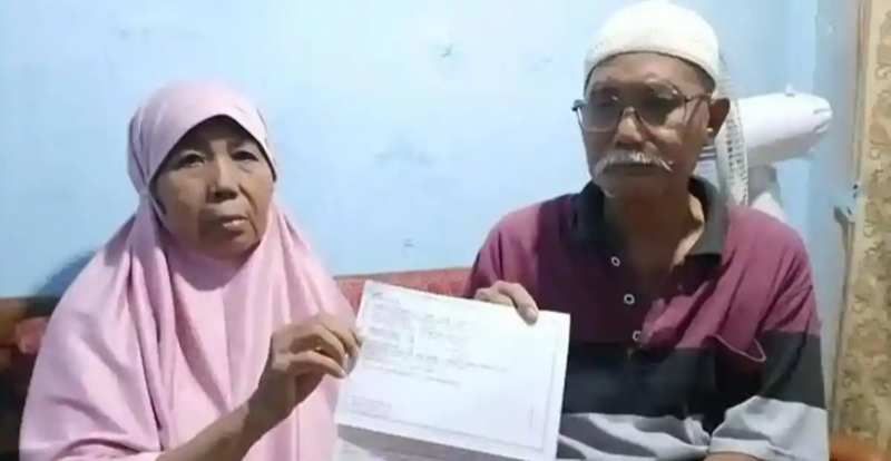 Kushayatun (kiri) bersama kakaknya, Syafi&rsquo;i, menunjukkan SPPT atas tanah dan rumah yang selama ini mereka tempati di Kota Tegal, Jawa Tengah. (Foto ist)