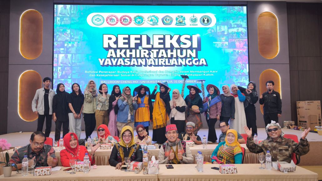 KOSTUM UNIK: Seluruh unit di bawah naungan Yayasan Airlangga hadir mengenakan kostum yang unik dan menarik.