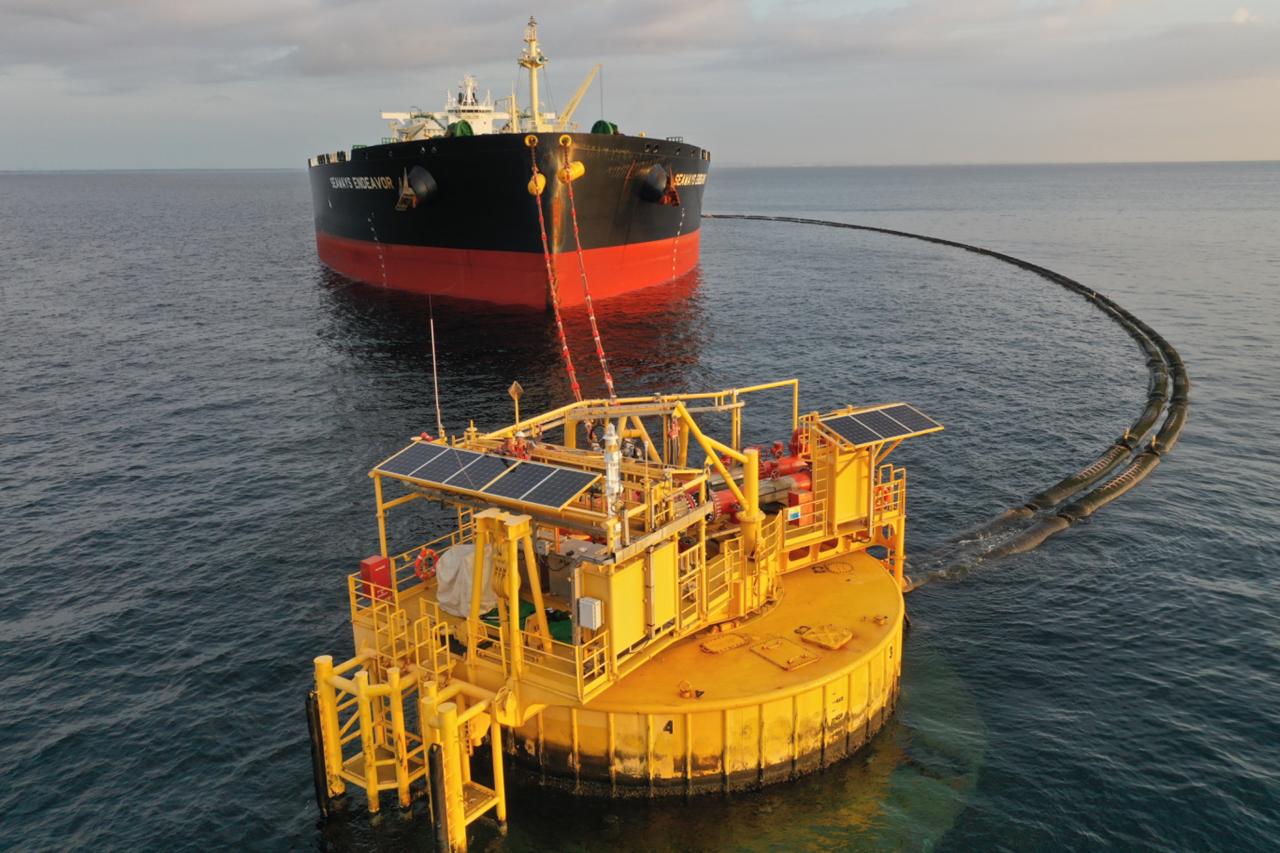 DIPANTAU KETAT: Proses sandar hingga pengaliran minyak mentah Kapal Tanker Raksasa VLCC dilakukan secara bertahap dan dipantau ketat sebagai bagian dari pengujian kesiapan operasional.