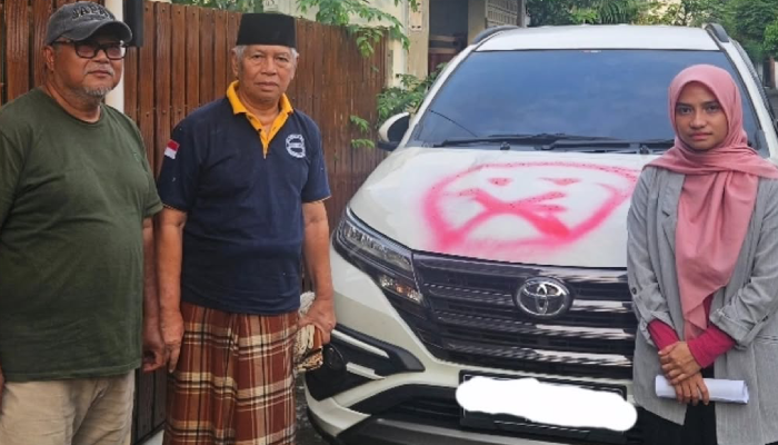 Mobil Sherly Annavita yang dicoret dengan piloks berwarna merah.
