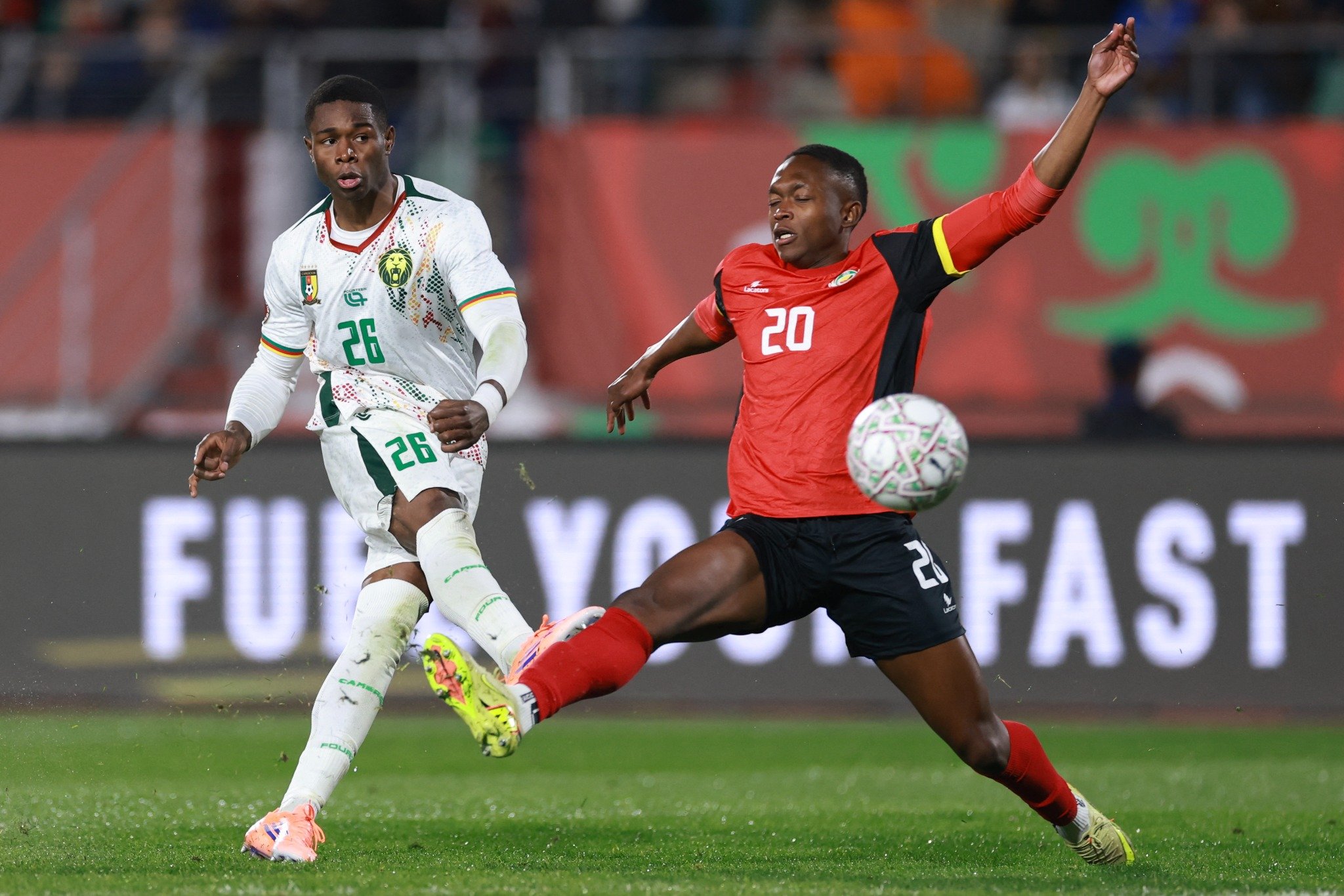Striker 19 tahun Kamerun Christian Kofane (kiri) mencetak gol penentu kemenangan 2-1 atas Mozambik dalam laga pemungkas grup F Piala Afrika 2025 di Stade d&rsquo;Adrar, Agadir.
