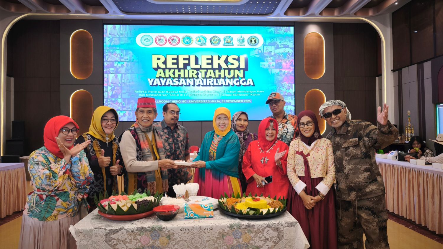 POTONG TUMPENG: Pemotongan tumpeng menjadi penanda syukur dan penutup rangkaian Refleksi Akhir Tahun Yayasan Airlangga 2025.