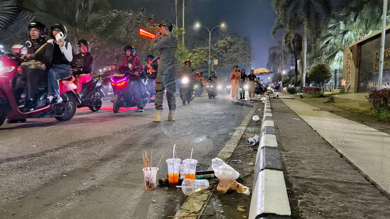 ATENSI: Pemkot Samarinda melalui DLH dan Damkarmat akan melakukan pembersihan pascakegiatan tahun baru 2026 untuk mengembalikan kebersihan Kota.&nbsp;HAFIZ/KP