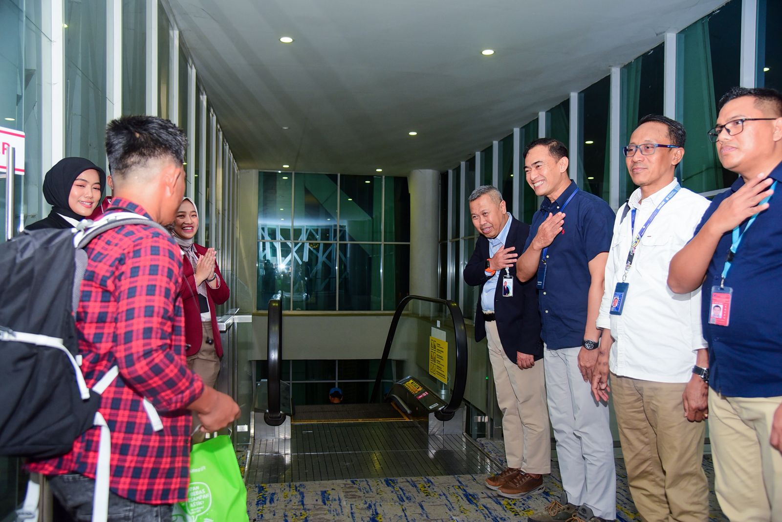 MELAYANI: Jajaran Bandara Sultan Aji Muhammad Sulaiman Sepinggan Balikpapan memberikan kesan manis bagi penumpang keberangkatan terakhir sebagai tanda terima kasih.&nbsp;(HUMAS BANDARA SAMS SEPINGGAN)