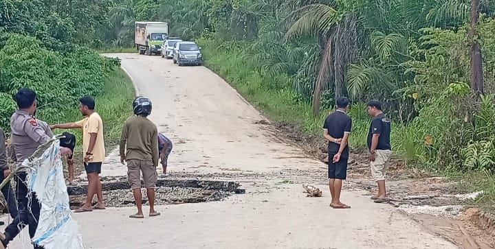 PERBAIKAN SEMENTARA: Penanganan jalan putus di Jalan Trans Kalimantan wilayah Kutai Barat yang sempat ambruk sudah ditangani dan bisa dilewati truk secara bergantian.