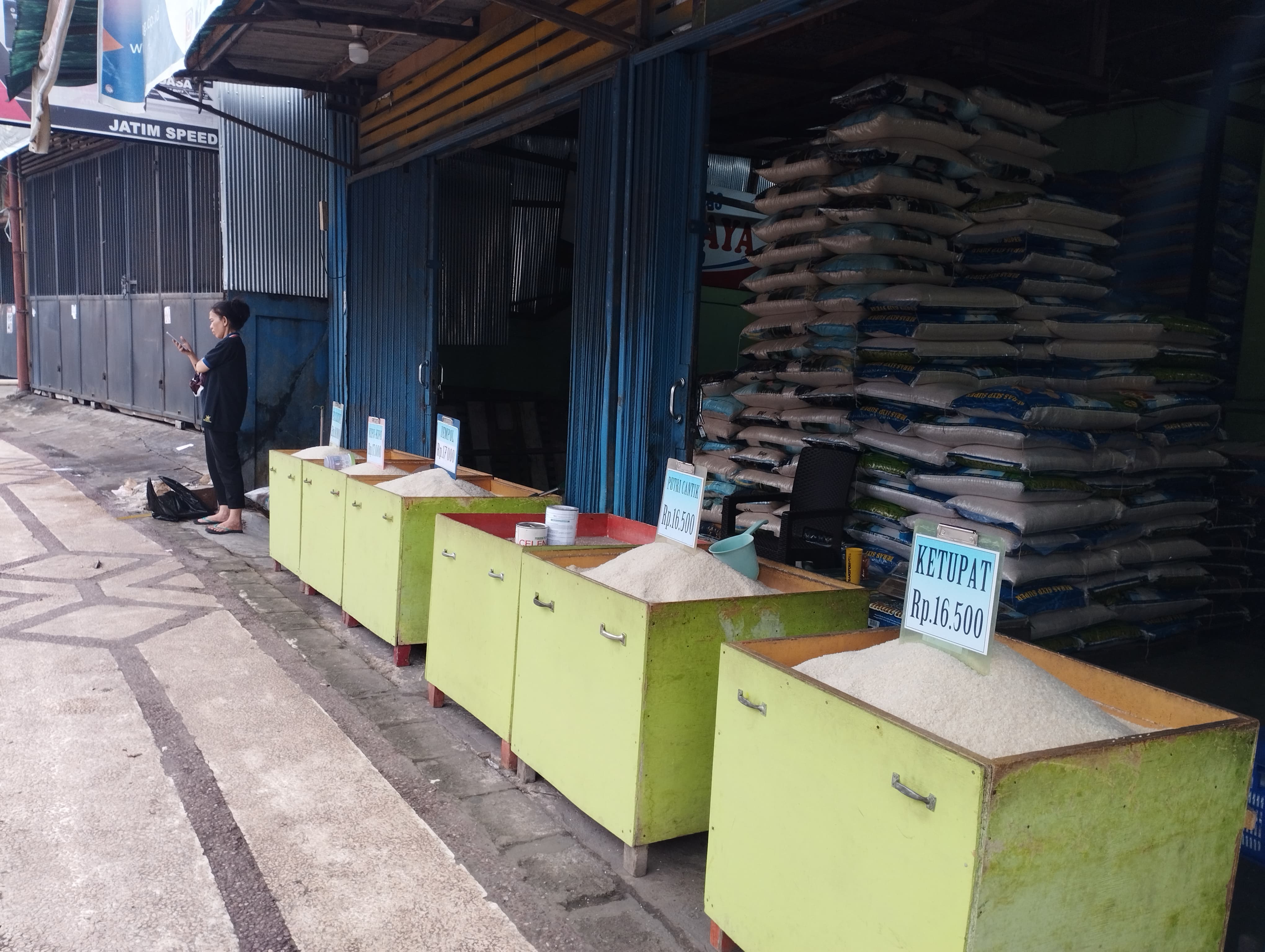 PENEKAN: Komoditas beras menekan inflasi seiring dengan berakhirnya masa panen raya, kenaikan harga gabah, kebutuhan cadangan beras pemerintah serta inefisiensi distribusi.