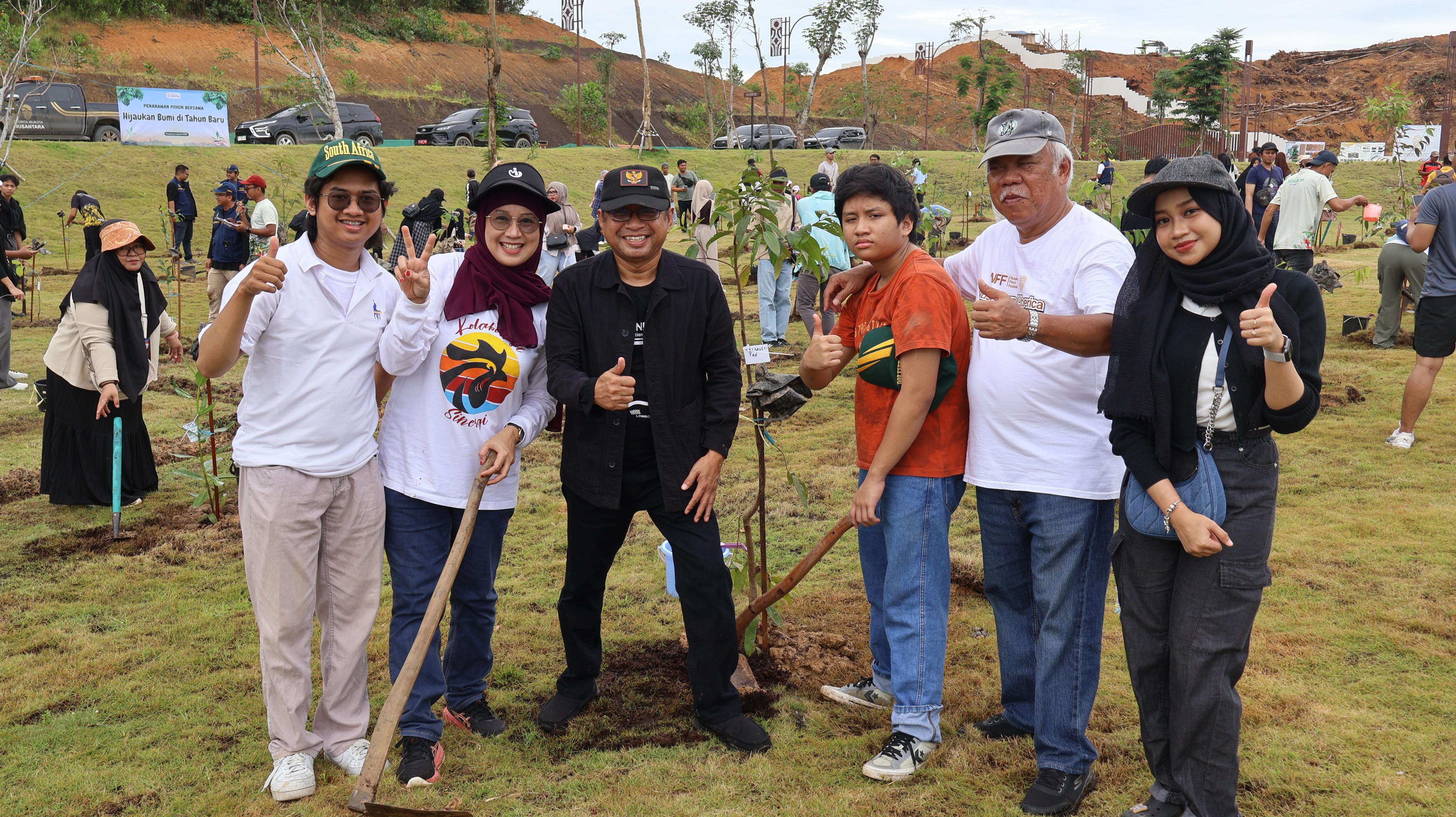 Basuki Hadimuljono (dua kanan) dan Isradi Zainal (tiga kiri) saat penanaman pohon di IKN.