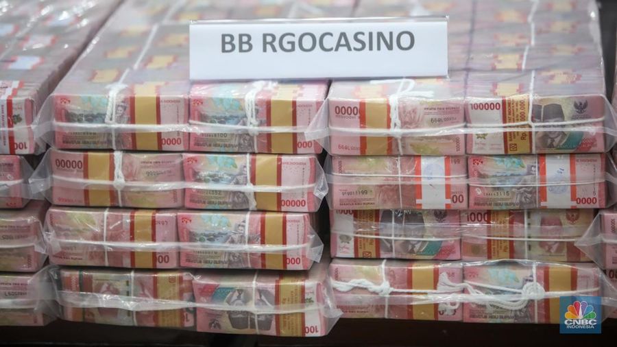JUDI ONLINE: Barang bukti uang yang berhasil disita hasil judi online oleh aparat kepolisian Republik Indonesia.