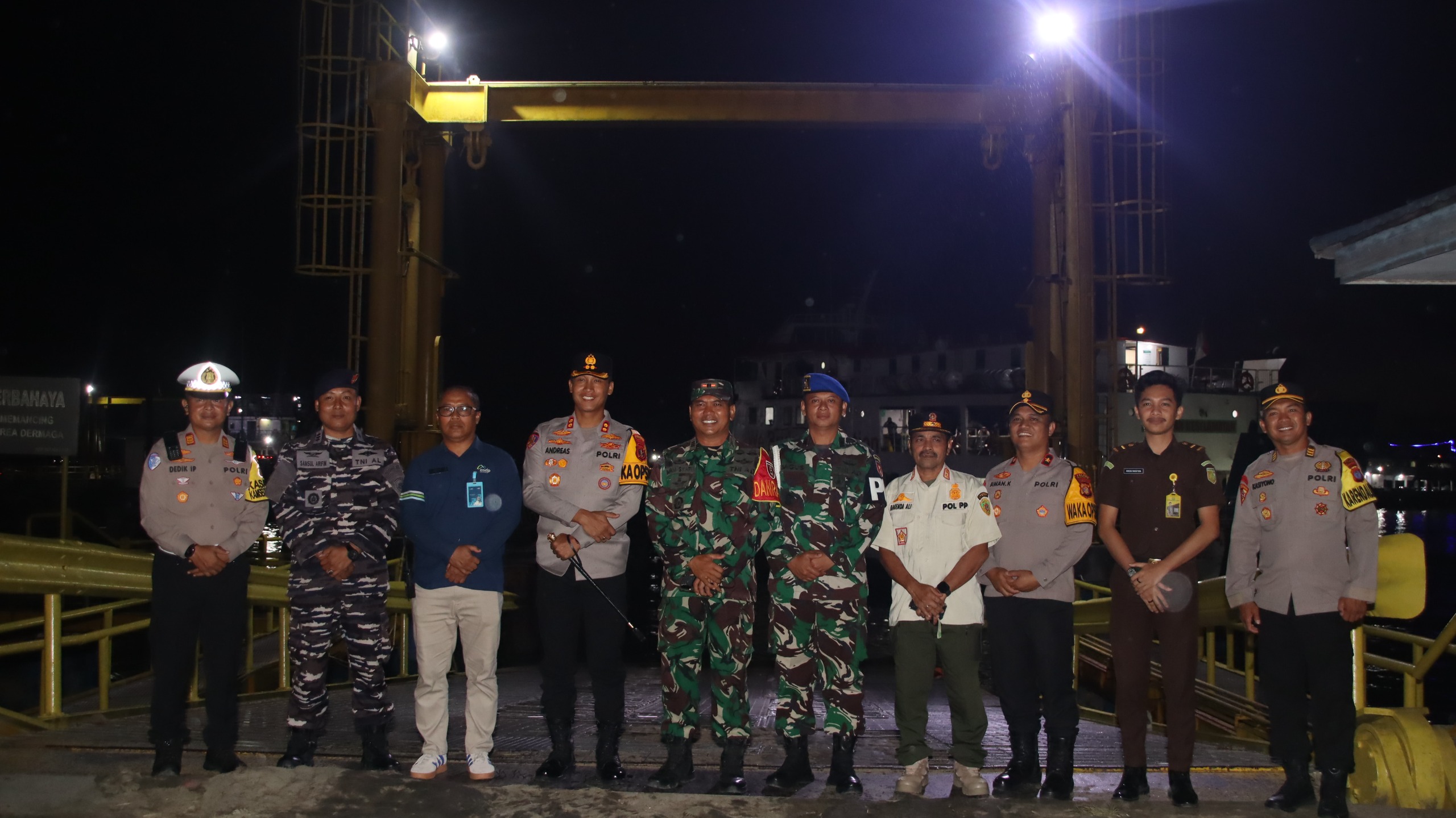 PANTAU: Kapolres PPU, AKBP Andreas Alek Danantara (empat kiri) bersama unsur TNI dan stakeholder saat memantau pergantian tahun.