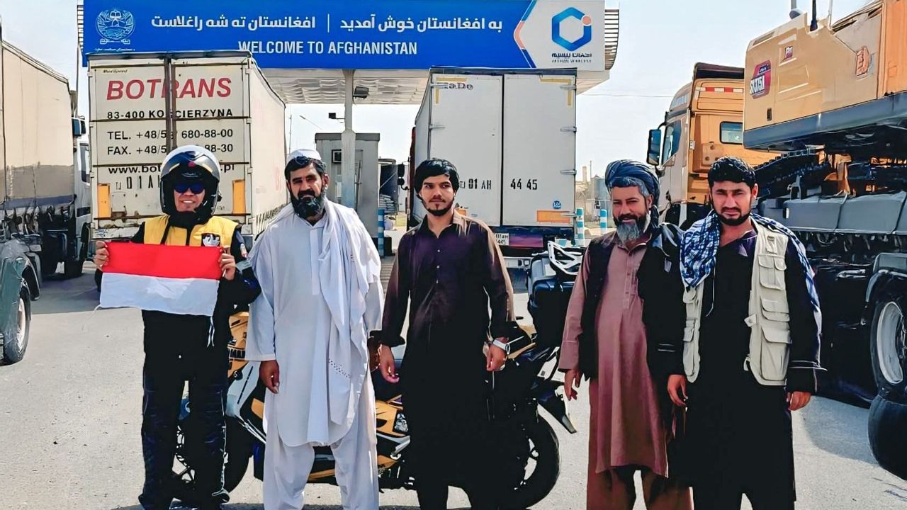 MAMPIR DI AFGANISTAN: Anshar atau disapa Daeng, seorang biker asal Makassar Sulawesi Selatan touring menggunakan XMAX mampir ke Afganistan sebelum melanjutkan ke Makkah untuk umrah.