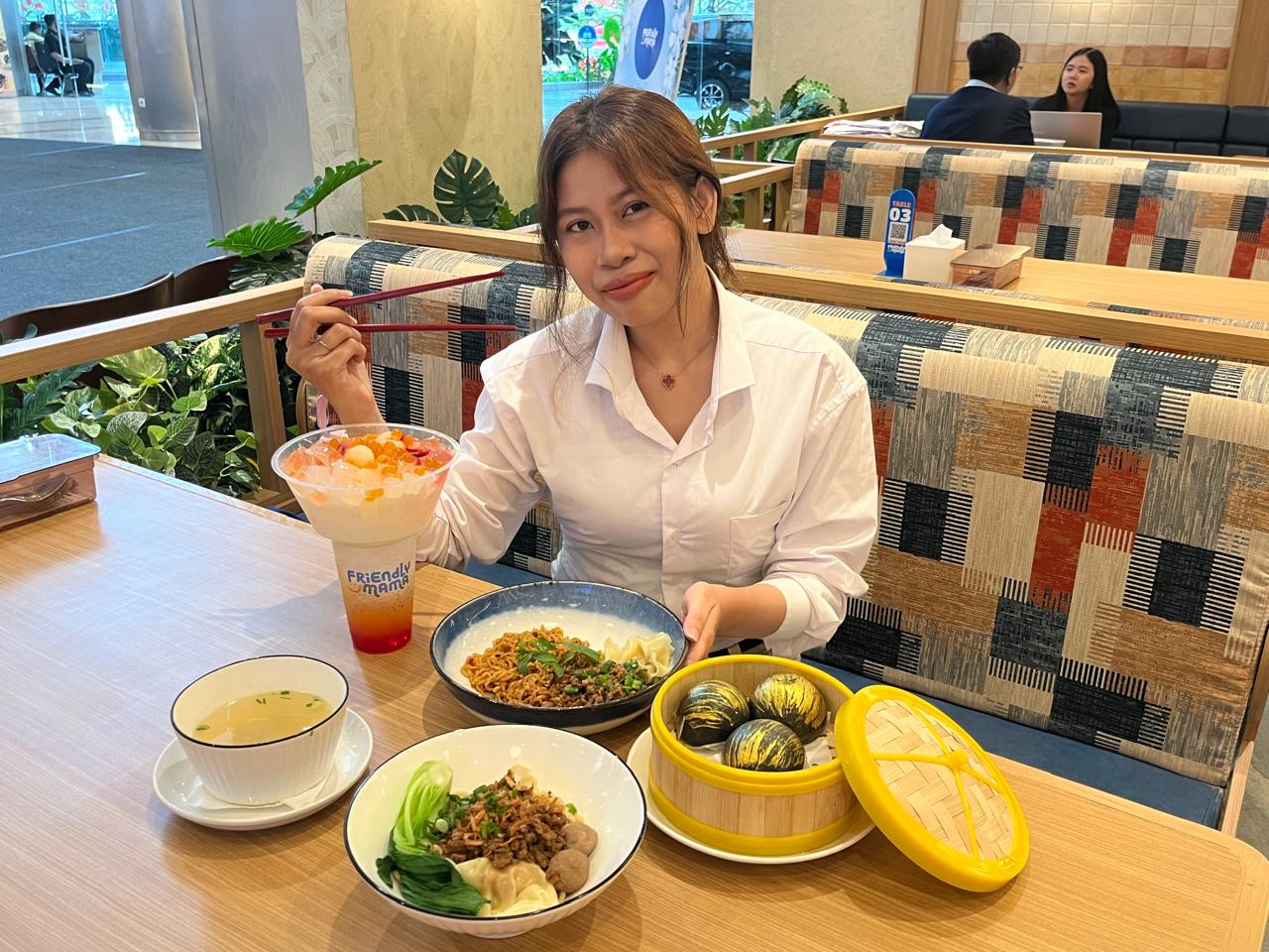 LENGKAP: Aneka menu andalan Friendly Mama di City Centrum Mall Samarinda mulai mi chili oil bercita rasa chinese&ndash;melayu, bakmi kesayangan, dimsum hingga bakpao pasir emas disajikan dalam suasana cozy.