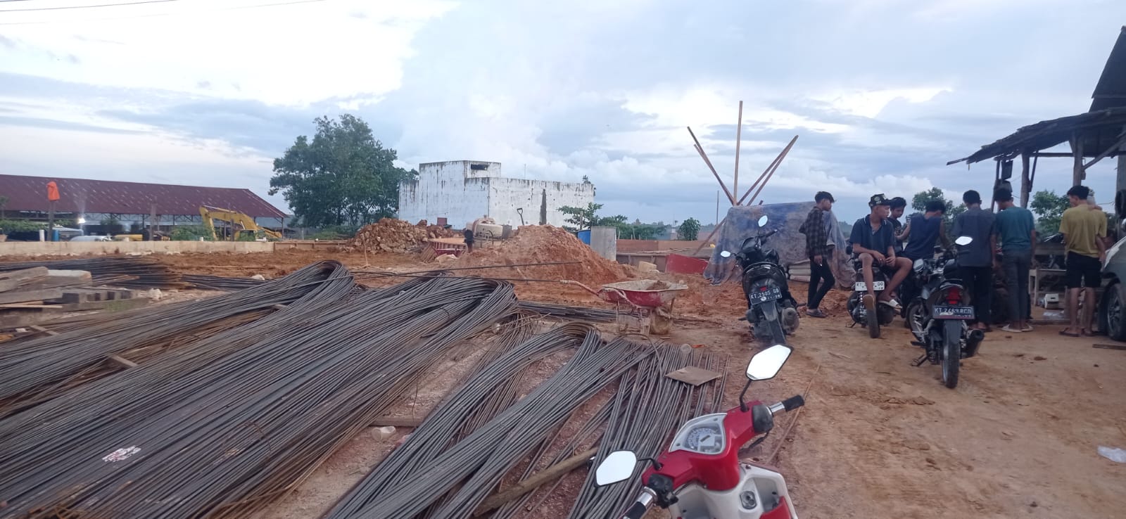 MASIH DIKERJAKAN: Proyek pembangunan offtake SPAM di Kelurahan Gunung Telihan belum rampung dikerjakan oleh kontraktor.