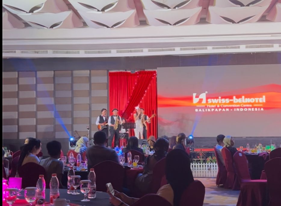 HIBURAN KELAS DUNIA: Dari kabaret show, penampilan live band, DJ, hingga atraksi sulap memeriahkan perayaan malam tahun baru di Swiss-Belhotel Balikpapan.