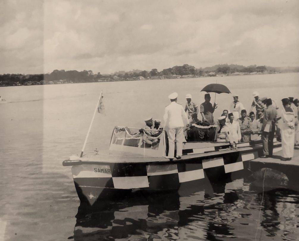 SEJARAH: Presiden Sukarno menumpang kapal kecil di Sungai Mahakam 19 Juli 1957 setelah pesawat PB Catalina yang mengangkut rombongan presiden mendarat di tengah Sungai Mahakam.