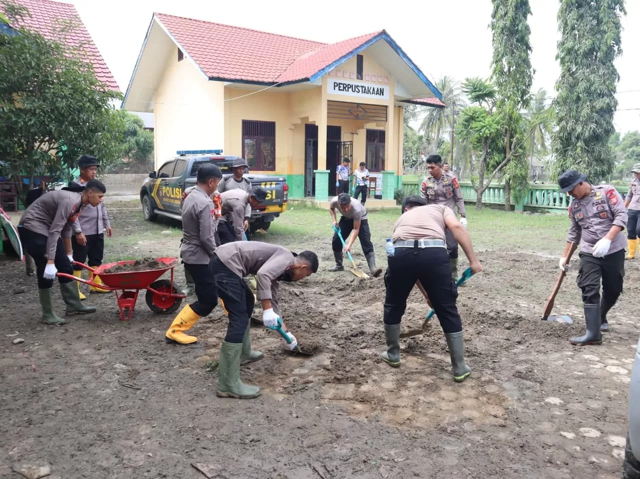 PEMULIHAN: Brimob Polda Kaltim bergerak cepat membantu pemulihan fasilitas publik pascabencana di Aceh.