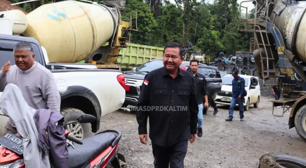 Wakil Ketua DPRD Kaltim Ekti Imanuel saat meninjau pembangunan jalan poros Kubar-mahulu akhir 2025. (Ist)