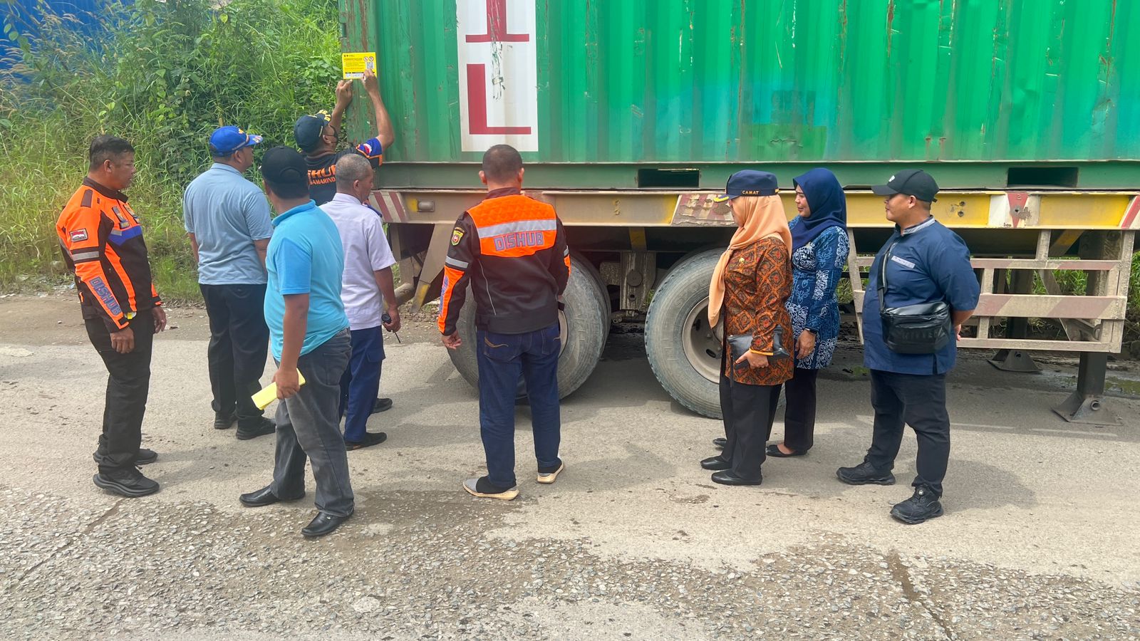 Keluhan warga soal truk kontainer yang parkir sembarangan di ruas Jalan Ringroad I akhirnya ditindak.  &nbsp;    &nbsp;