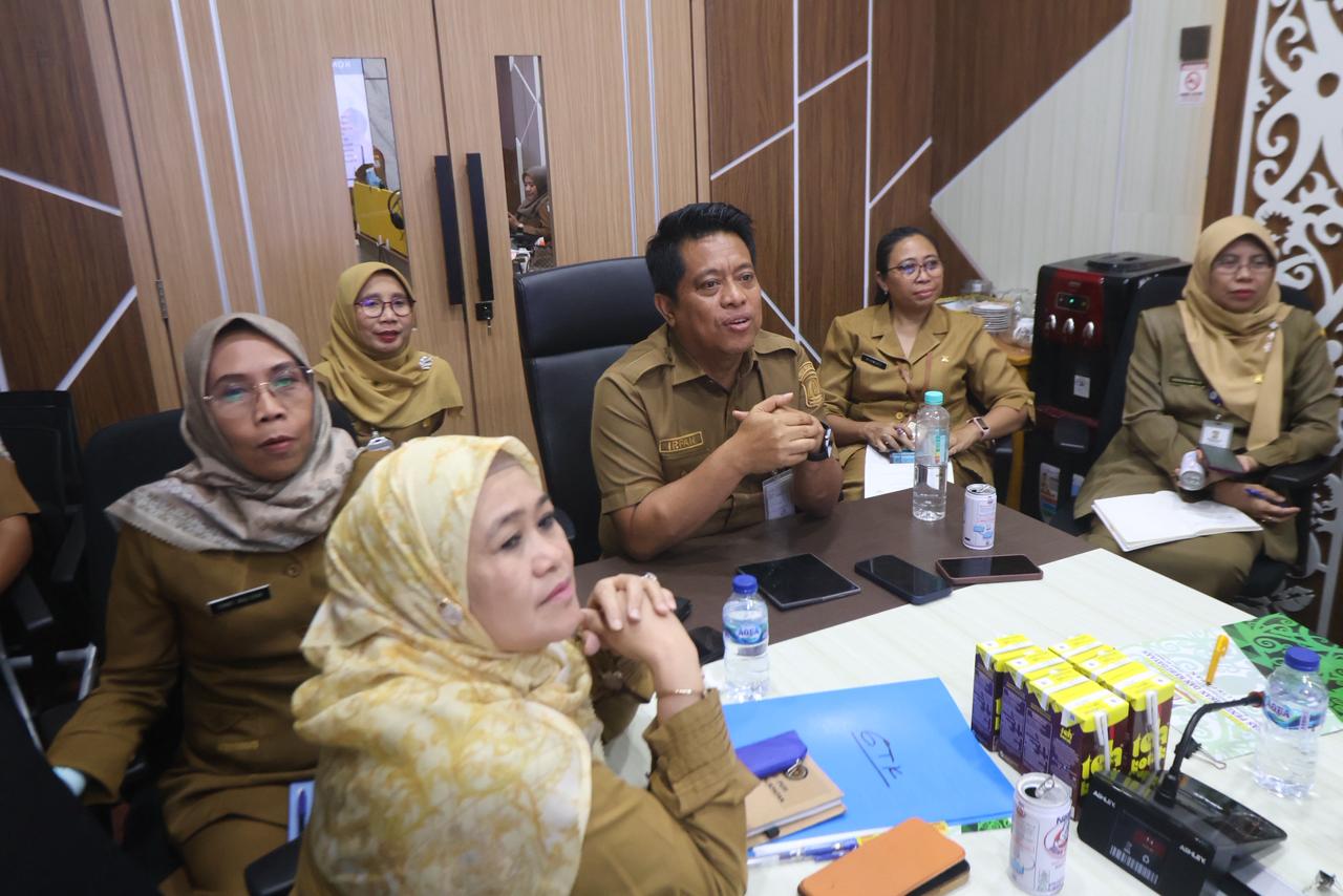 Tim Disdikbud Balikpapan saat membahas pelaksanaan rekrutmen guru PJLP.