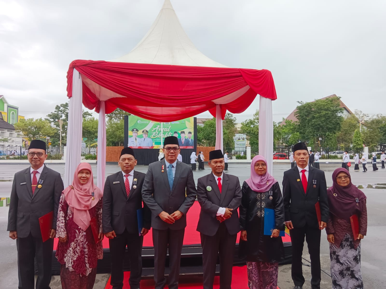 PENGHARGAAN: Wali Kota Andi Harun (keempat kiri) dan Kepala Kemenag Nasrun (keempat kanan) usai menyerahkan penghargaan satya lencana ke pegawai Kemenag Samarinda di perayaan HAB ke-80, Sabtu (3/1).