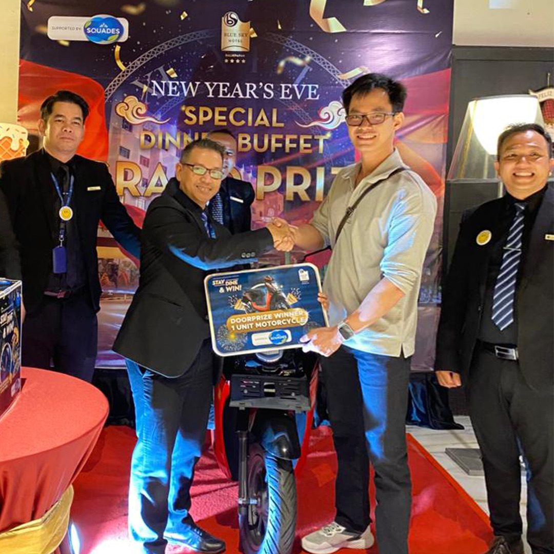 HADIAH AKHIR TAHUN: Hadiah satu unit sepeda motor diberikan kepada salah satu tamu asal Balikpapan yang beruntung pada puncak malam pergantian tahun di Blue Sky Hotel Balikpapan.