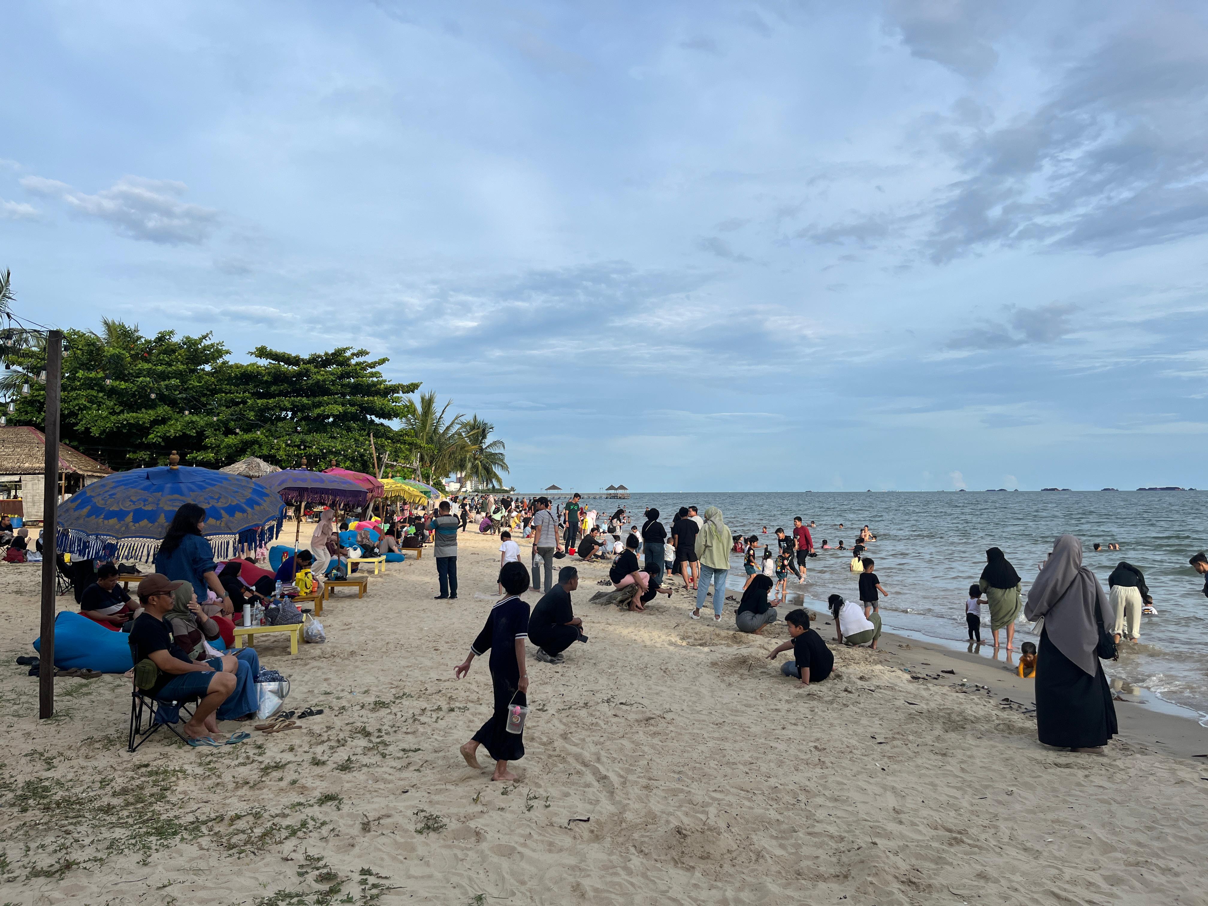 Pantai Kilang Mandiri Balikpapan jadi lokasi wisata alternatif saat Nataru. (FOTO M RIDHUAN/KP)