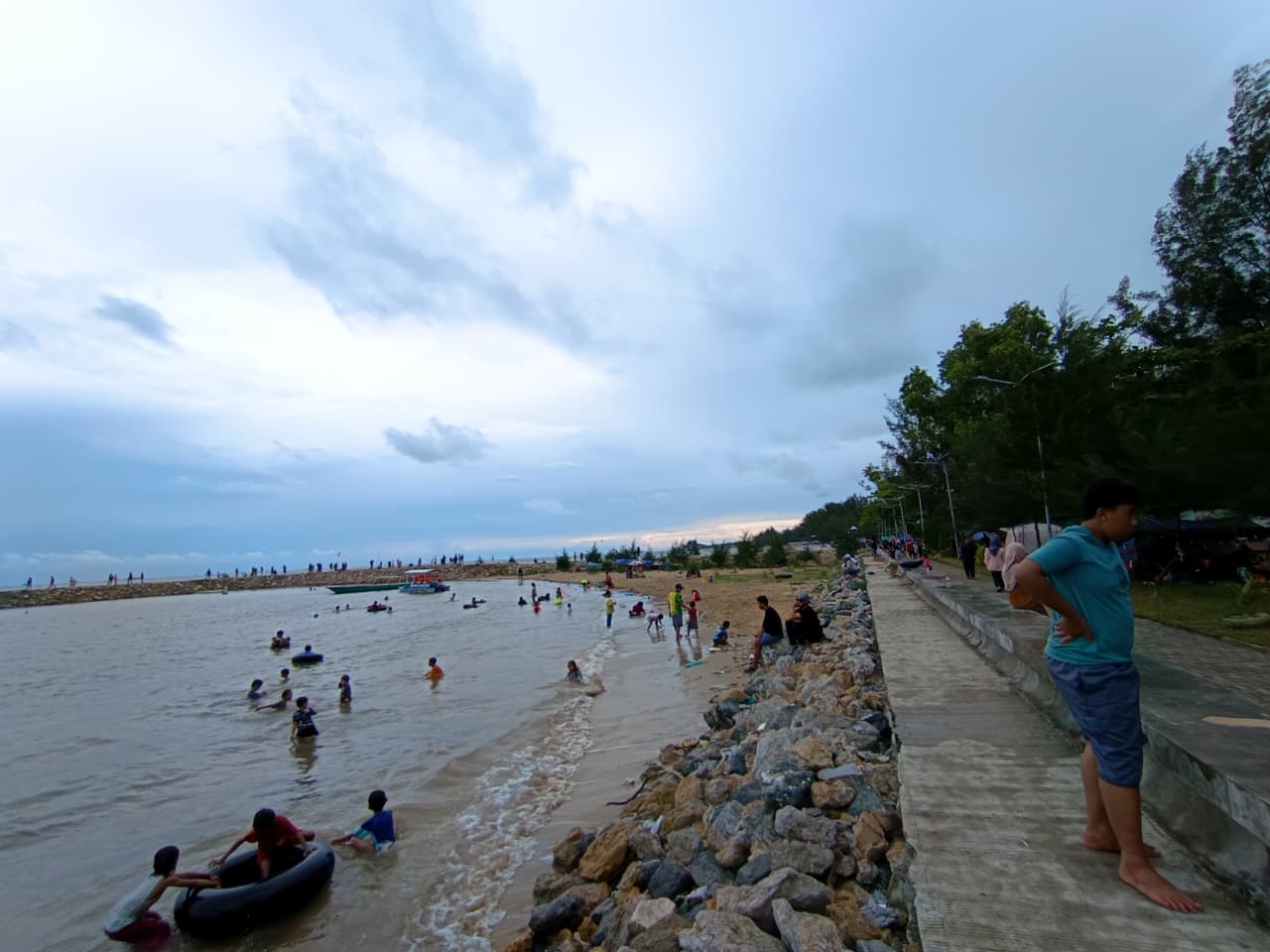 RAMAI: Situasi Pantai Manggar dalam libur Nataru tahun ini menurun dibanding tahun sebelumnya.