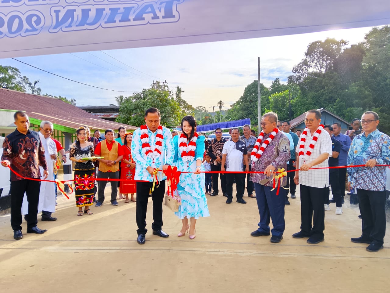 UNTUK MASYARAKAT: Bupati Kutai Barat bersama jajaran&nbsp;meresmikan dua jembatan yang&nbsp;bisa digunakan masyarakat.