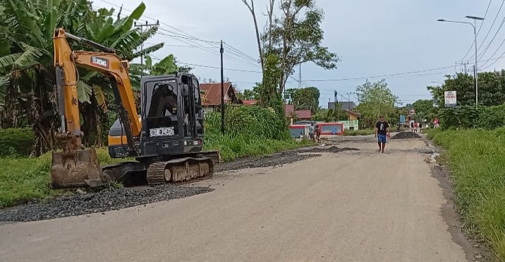 Perbaikan jalan Trans Kalimantan di area Simpang Raya, Sendawar, Kubar. (FOTO K SUNARDI/KP)