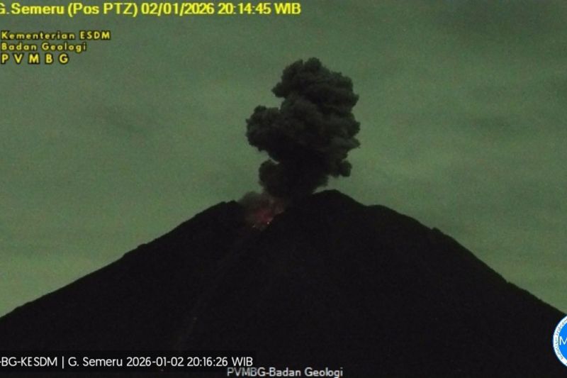 LETUSAN: Erupsi Gunung Semeru dengan tinggi letusan satu kilometer.