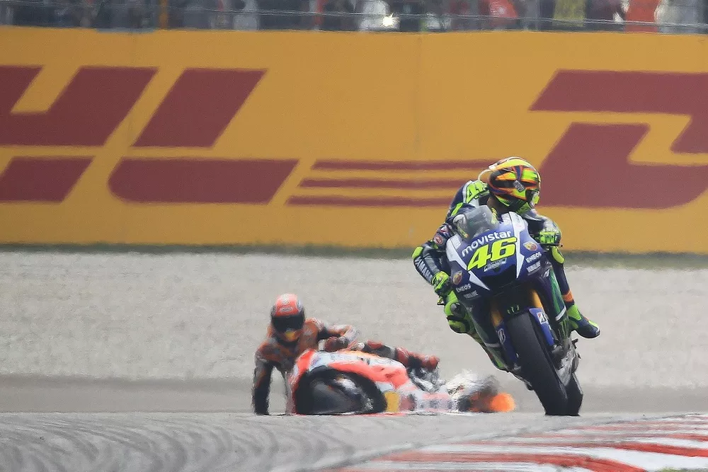 Insiden antara Valentino Rossi dan Marc Marquez di MotoGP Malaysia 2015.