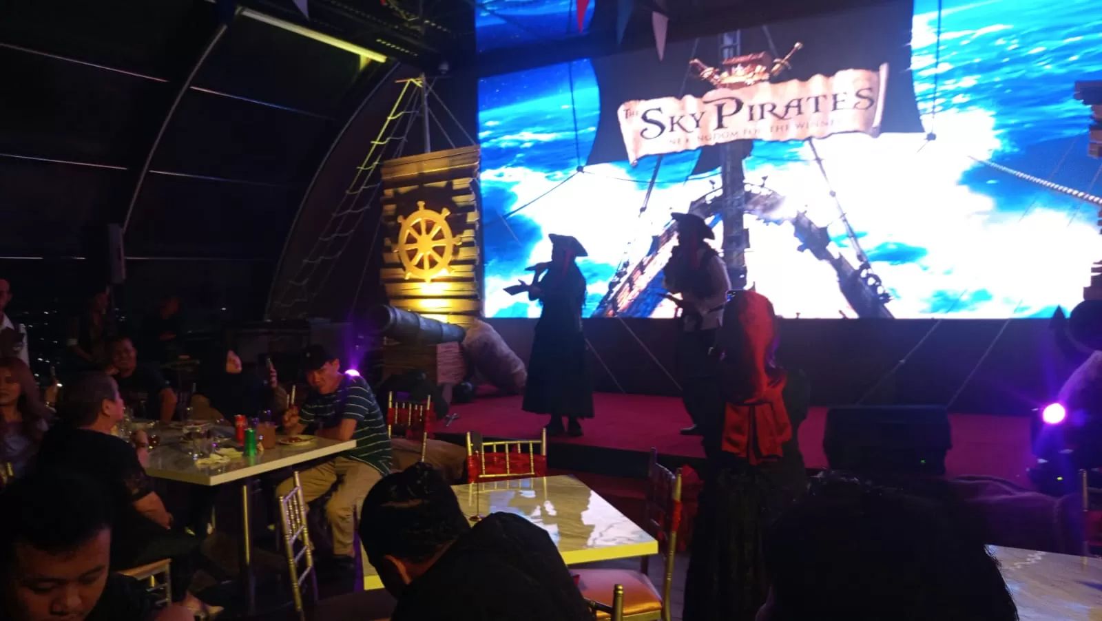 SAMBUT TAHUN BARU: Acara gala dinner bertajuk &ldquo;Mystic Tide Dinner&rdquo; berlangsung meriah di The Sky Lounge dan Rooftop Terrace Platinum Hotel Balikpapan pada malam pergantian tahun.