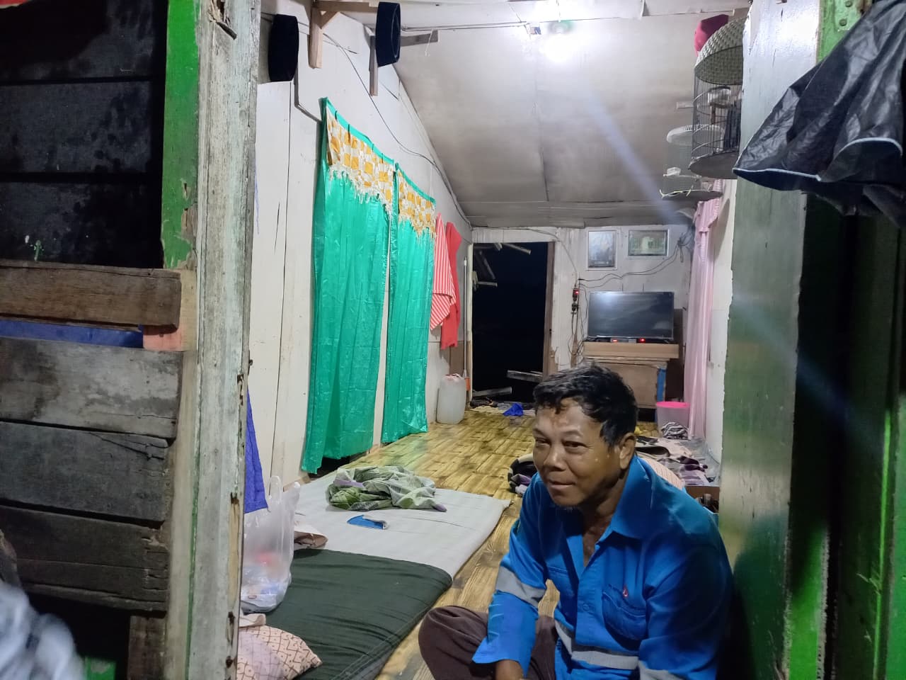 Ribut Waluyo (56), pemilik rumah yang ditabrak dua tongkang pada Minggu (4/1) dini hari. (FOTO/EKO PRALISTIO)