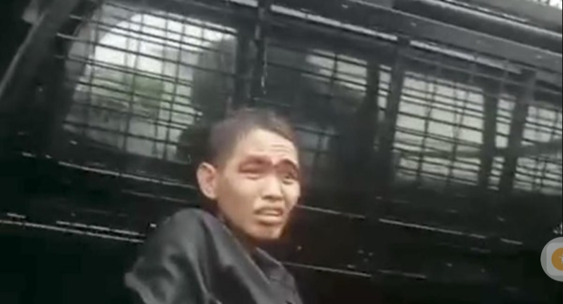 HA, terduga pelaku pembunuhan anak politikus PKS terlihat berada di dalam mobil tahanan usai ditangkap aparat kepolisian di Cilegon, Banten, Jumat (2/1/2026). (Foto ist)