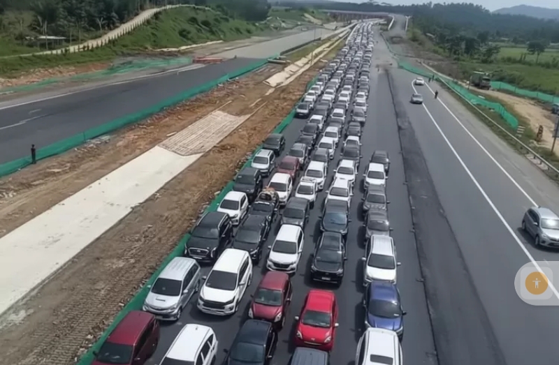 Dibuka beberapa waktu lalu sempat terjadi kemacetan di depan pintu masuk tol IKN. (Foto ist)