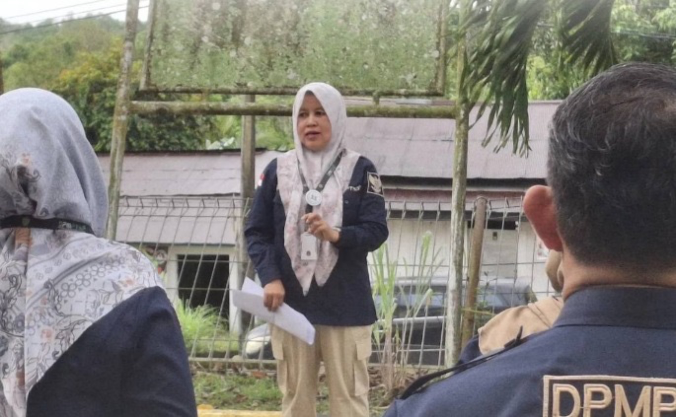 Kepala DPMPTSP PPU, Nurlaila, memimpin apel pagi.