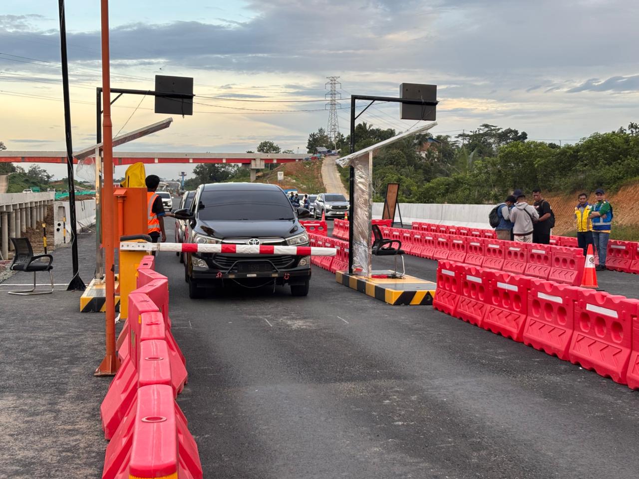Kendaraan yang melintas pada hari terakhir fungsional terbatas Jalan Tol Balikpapan-IKN. (FOTO PAKSI SANDANG PRABOWO/KP)