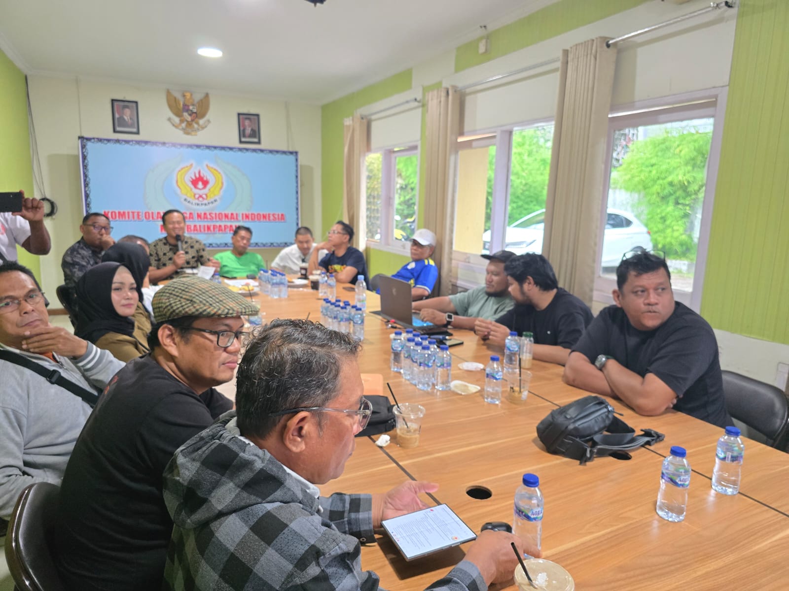 MATANGKAN PELANTIKAN: Rapat persiapan pelantikan berlangsung di Ruang Rapat KONI Balikpapan, Minggu (4/1).
