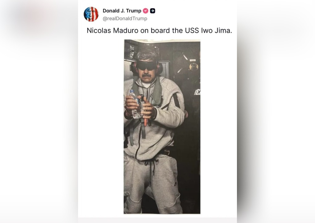 Presiden Venezuela Nicolas Maduro saat berada dalam tahanan Amerika Serikat di atas kapal USS Iwo Jima, yang dibagikan langsung oleh Presiden AS Donald Trump di Truth Social miliknya.