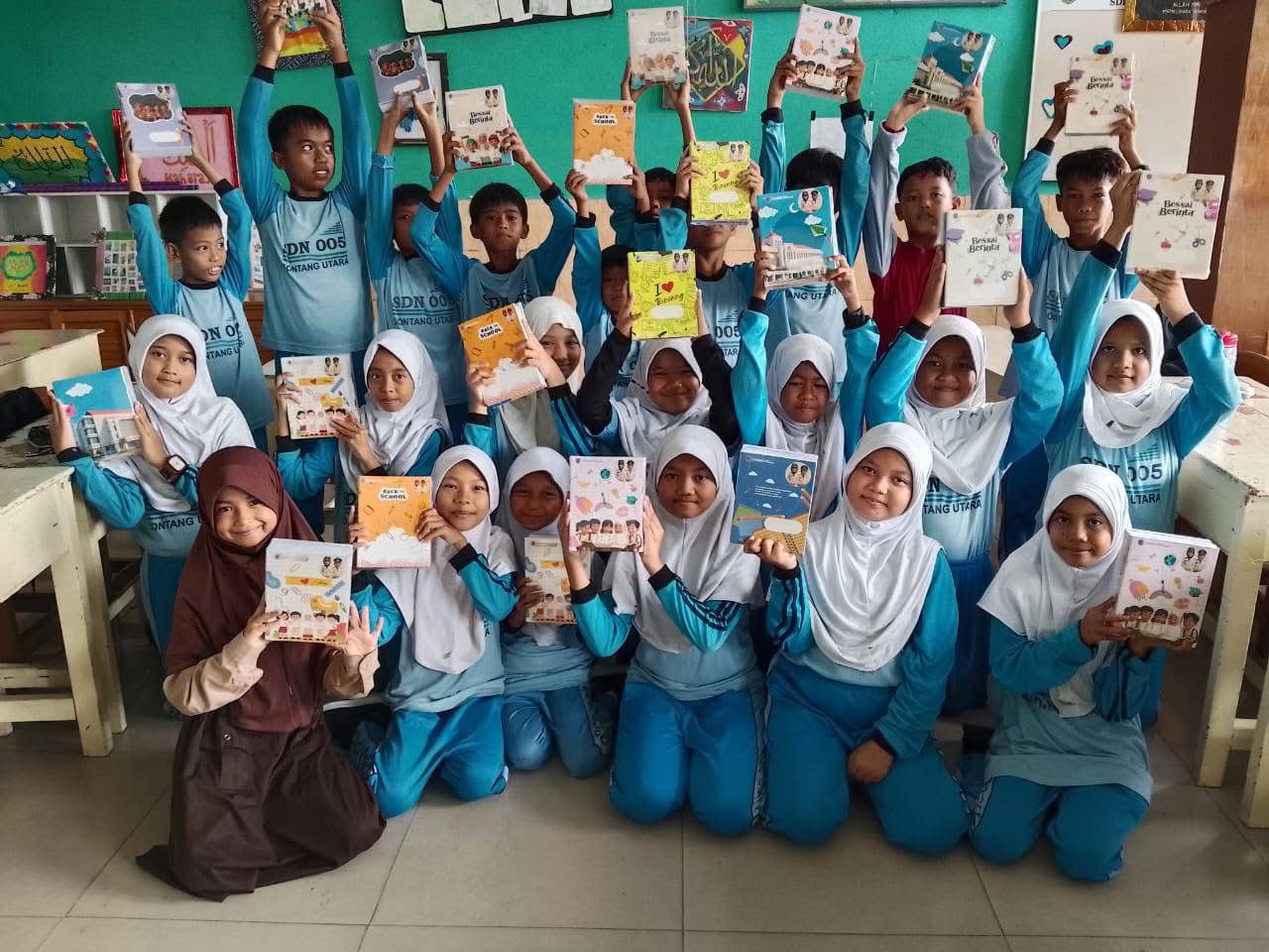 Pelajar di SD 005 Bontang Utara mendapatkan buku tulis gratis bantuan dari Pemkot Bontang.(ADIEL KUNDHARA/KP)