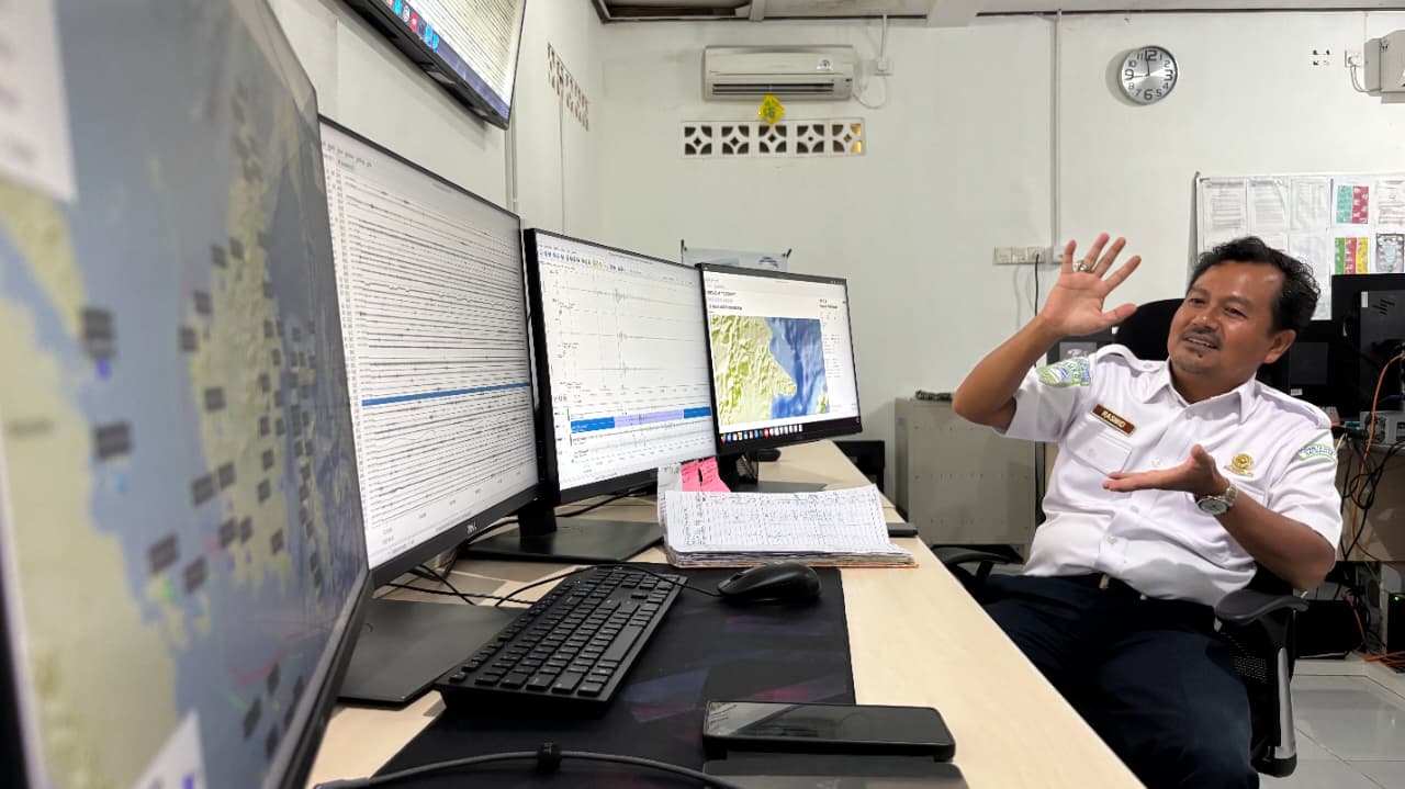 Kepala Stasiun Geofisika Balikpapan Rasmid memaparkan kondisi peta Kalimantan dan Sulawesi.