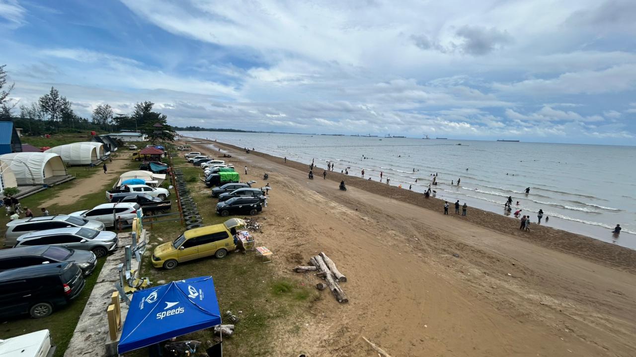 LIBURAN: Suasana Pantai Jepu-Jepu di Kecamatan Kaliorang, Kutim, dipadati wisatawan saat libur awal tahun, Minggu (4/1).