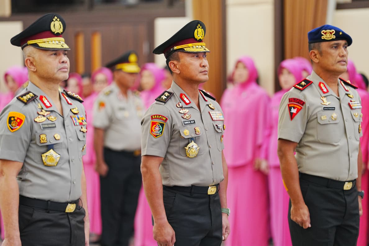 NAIK PANGKAT: Mantan Wakapolda Kaltim Brigjen Pol Muhammad Sabilul Alif (tengah) resmi menyandang bintang dua. Posisinya digantikan pejabat lama Wakapolda Riau.