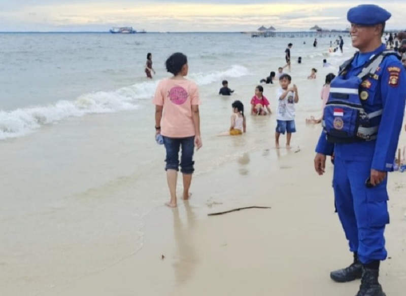 PANTAU: Petugas melakukan patrol, memantau langsung aktivitas masyarakat yang berlibur di lokasi wisata, di antaranya Pantai Segara Sari.