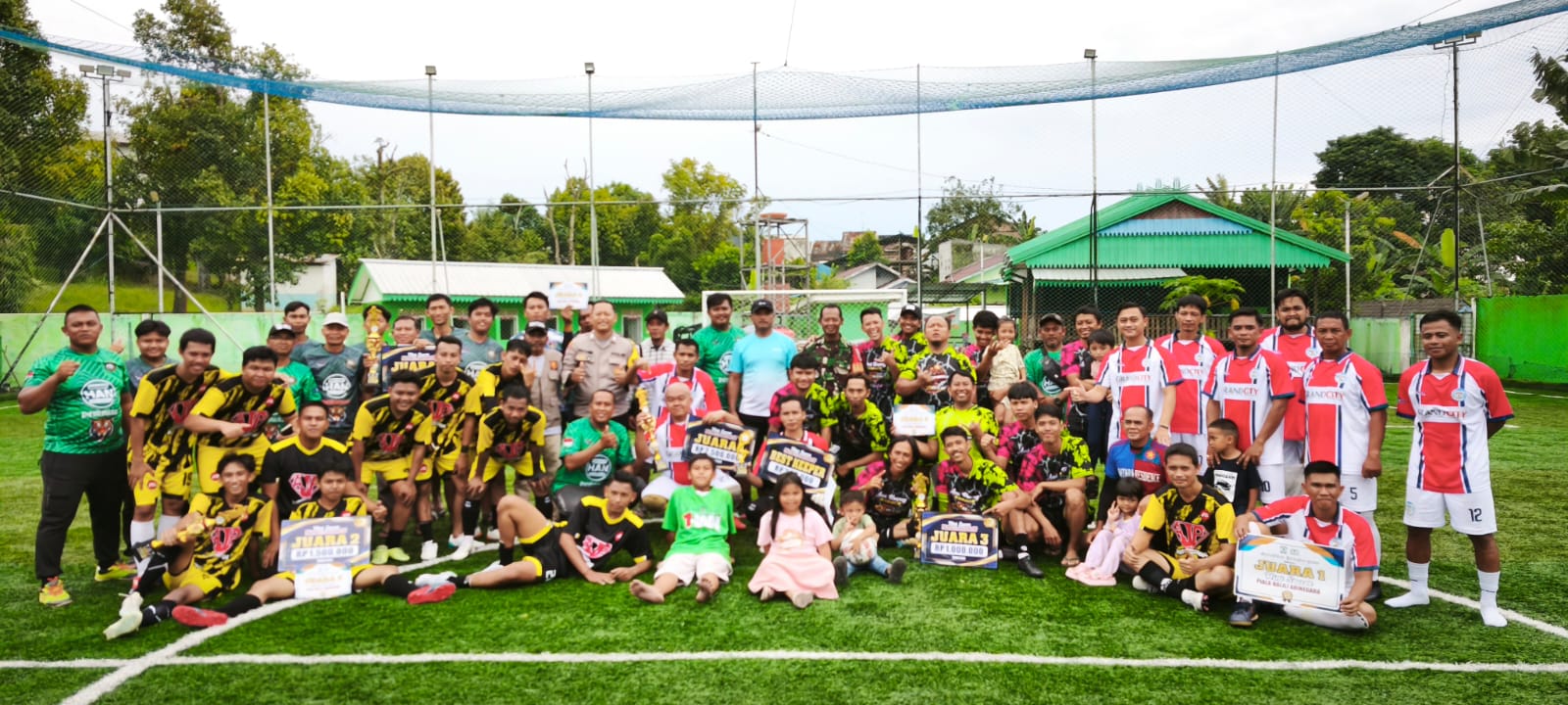 Para juara turnamen usai menerima piala, piagam, dan dana pembinaan dari panitia.