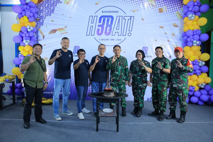 Dandim 0905/Balikpapan Kolonel Inf Denny Salurerung (empat kanan) memberikan ucapan selamat kepada Kaltim Post. (FUAD/KALTIM POST)