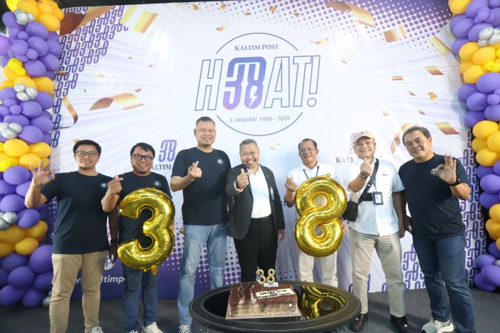 General Manager Bandara SAMS Sepinggan R Iwan Winaya Mahdar (tengah) berpose dengan senyum bahagianya. (ANGGI/KP)