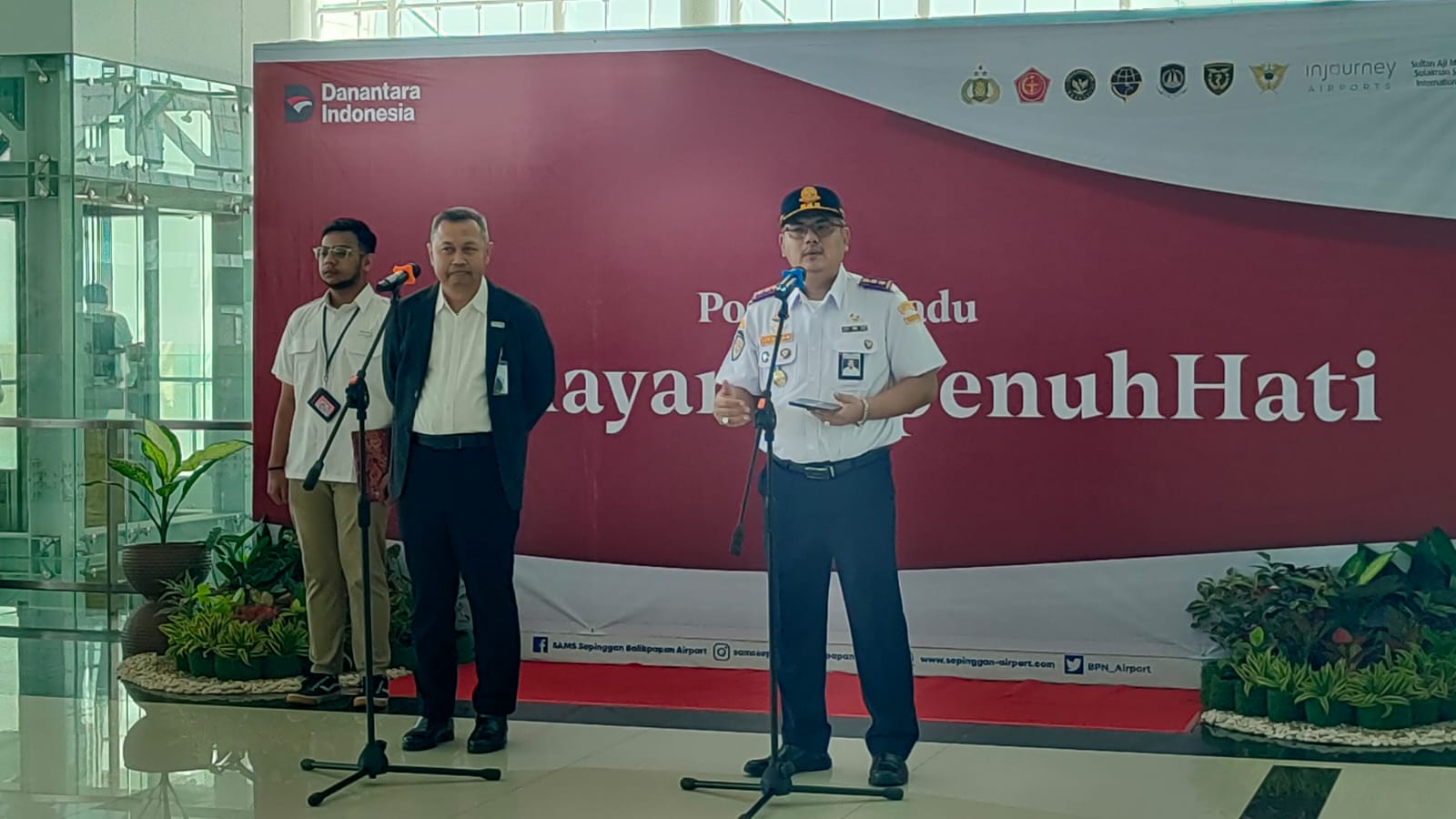 Kepala Otban Wilayah VII Ferdinan Nurdin (kanan)