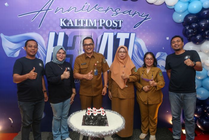 Kepala Diskominfo Kaltim Muhammad Faisal (tengah), menilai usia 38 tahun sebagai fase kedewasaan dan kematangan Kaltim Post sebagai media arus utama di daerah. (RAMA/KP)